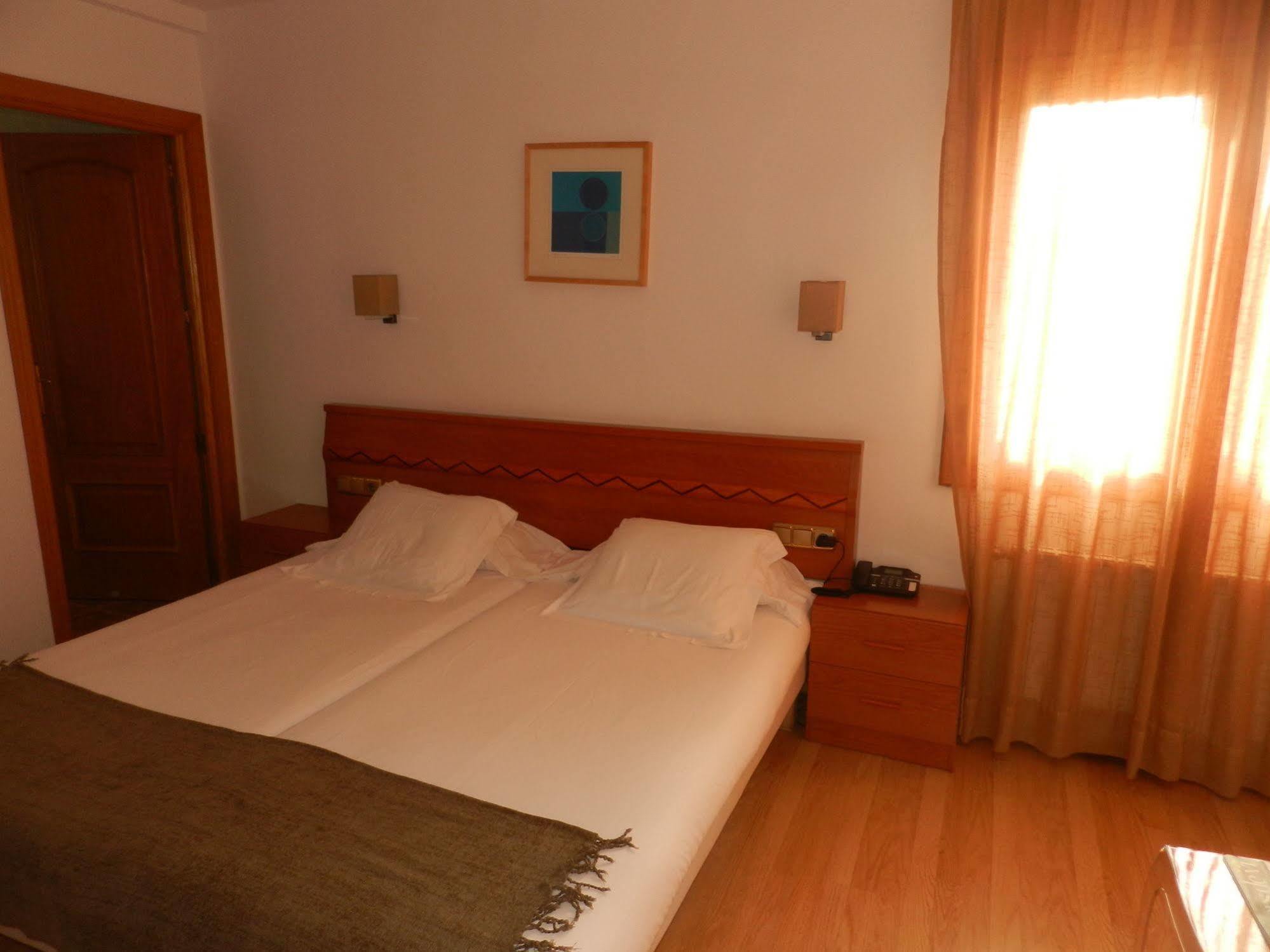 Hotel Porta D'Alella Exterior photo
